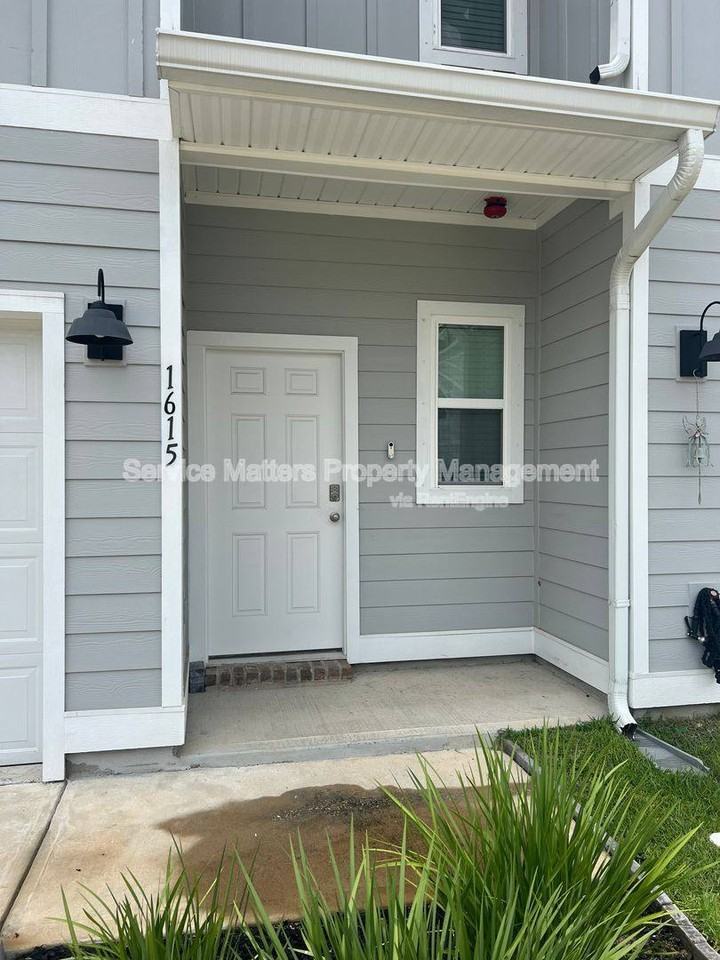 1615 Iroquois Ct - Photo 2 of 10