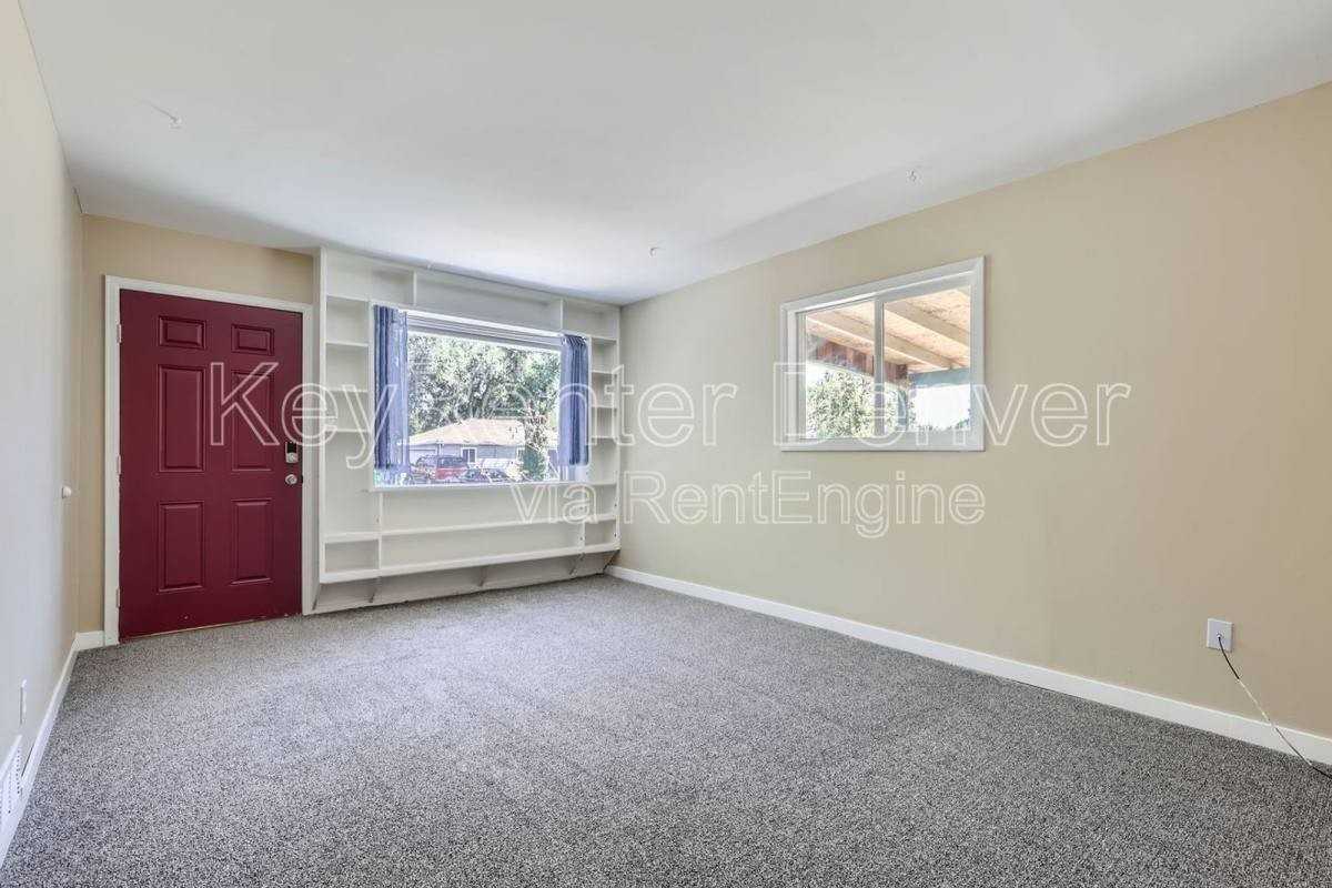 991 Vaughn St - Photo 3 of 10