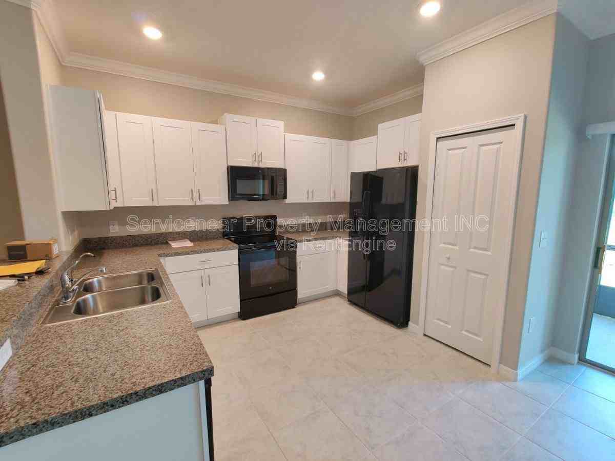 1530 Cassius St - Photo 3 of 10