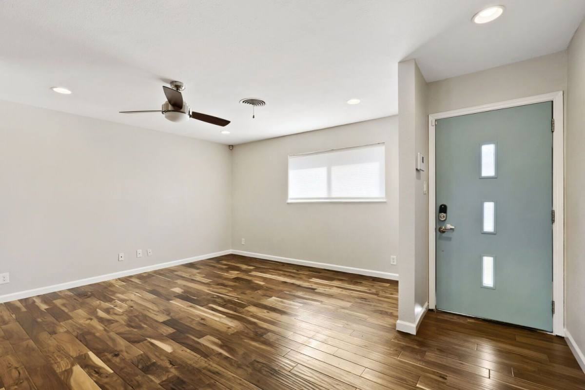5716 Wellington Dr - Photo 3 of 10