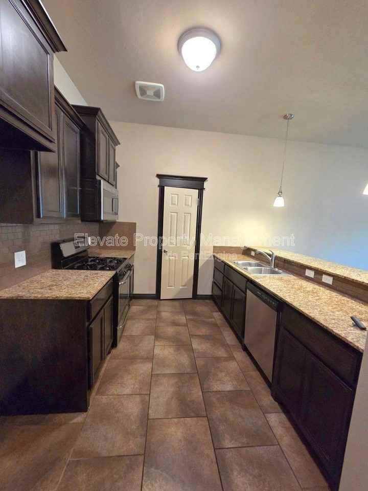 2301 Starwood Way - Photo 3 of 10
