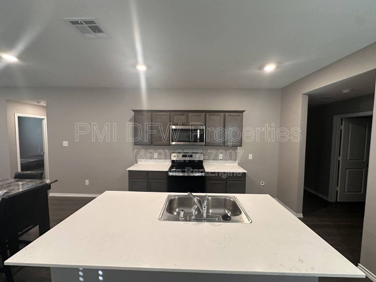 2530 Russell St - Photo 2 of 10