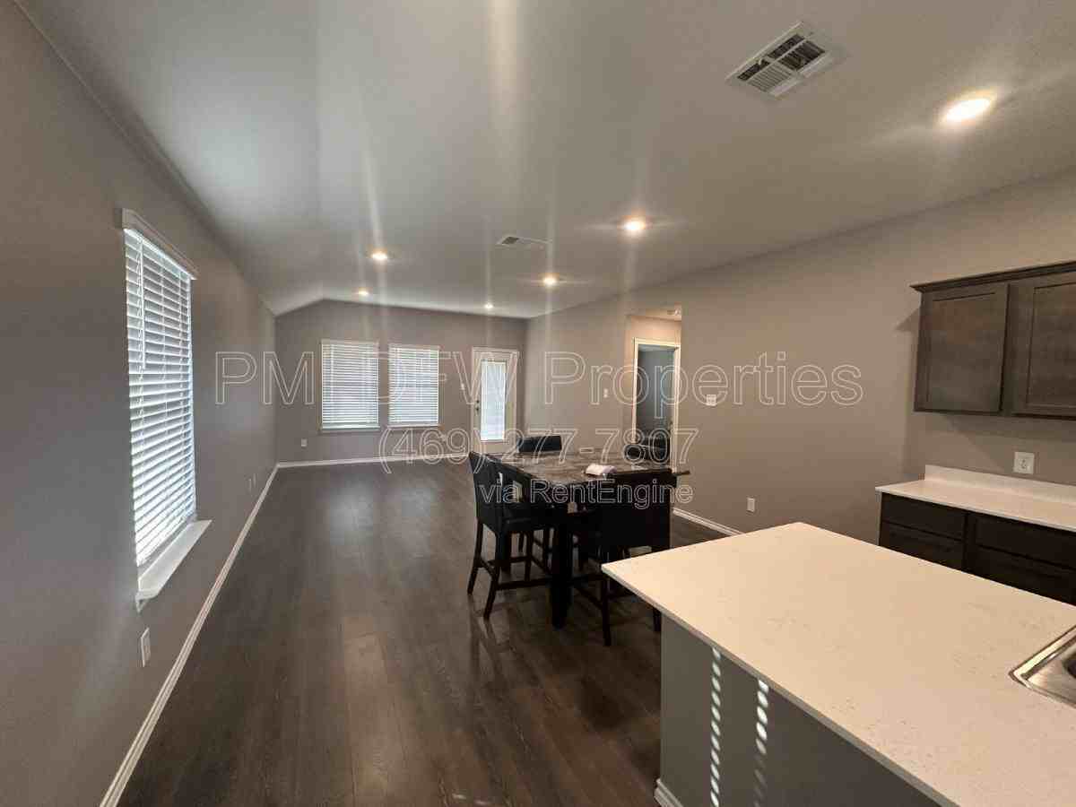 2530 Russell St - Photo 3 of 10