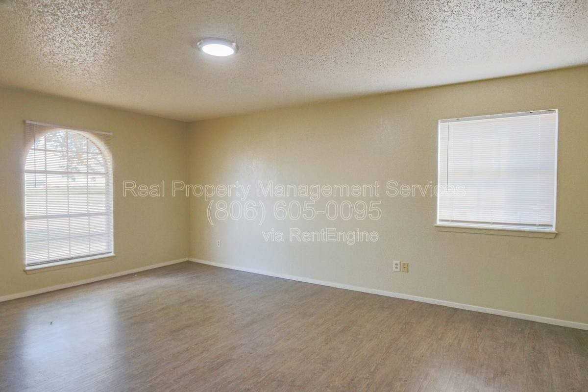 2912 Kirby Ave - Photo 2 of 10