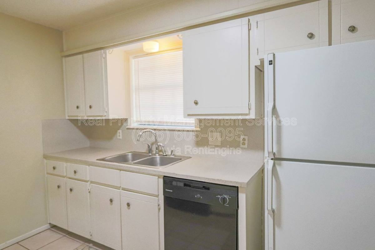2912 Kirby Ave - Photo 3 of 10