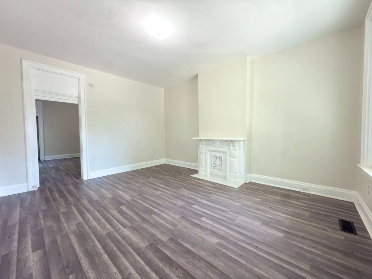 1030 Considine Ave - Photo 2 of 10