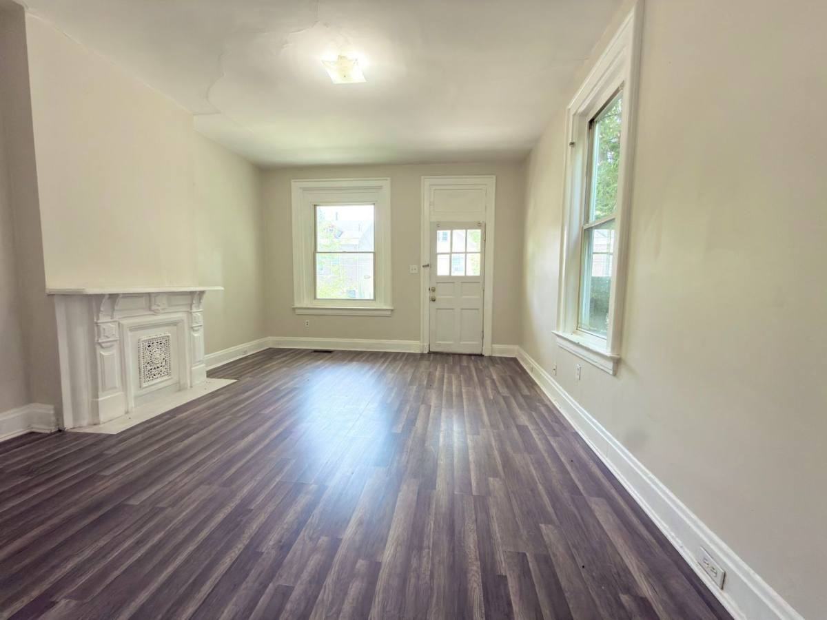 1030 Considine Ave - Photo 3 of 10