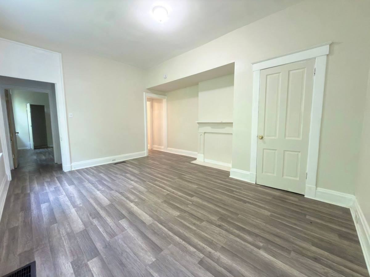 1030 Considine Ave - Photo 4 of 10