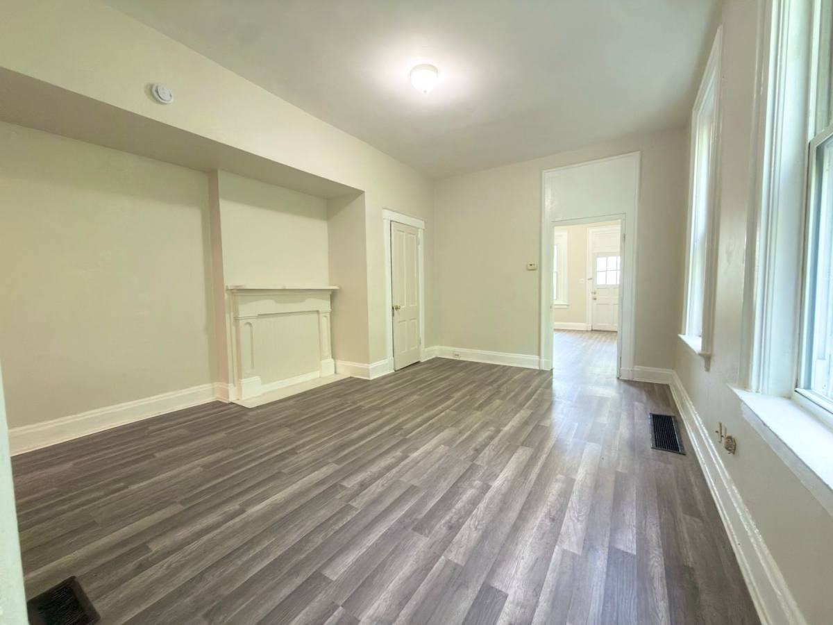 1030 Considine Ave - Photo 5 of 10
