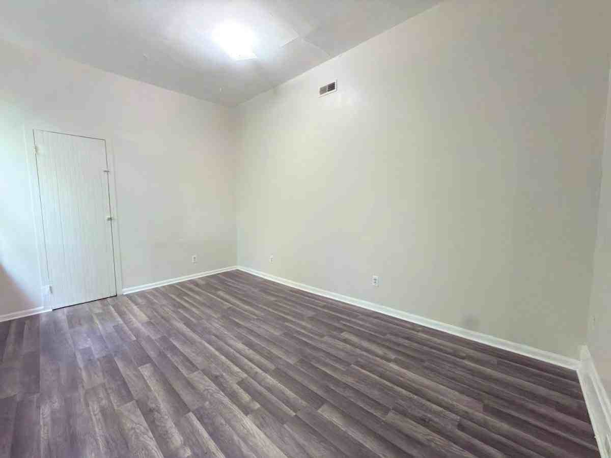 1030 Considine Ave - Photo 6 of 10