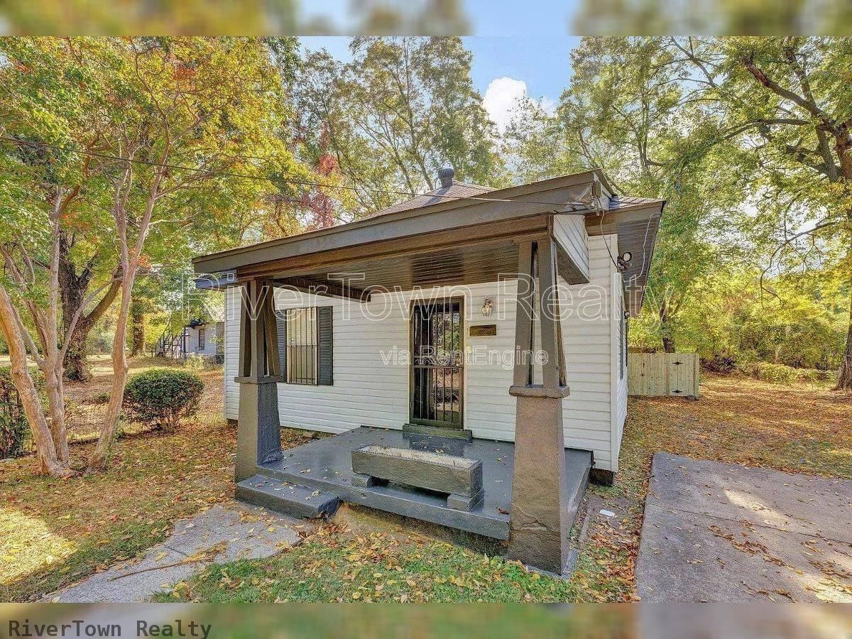 439 Simpson Ave - Photo 2 of 9