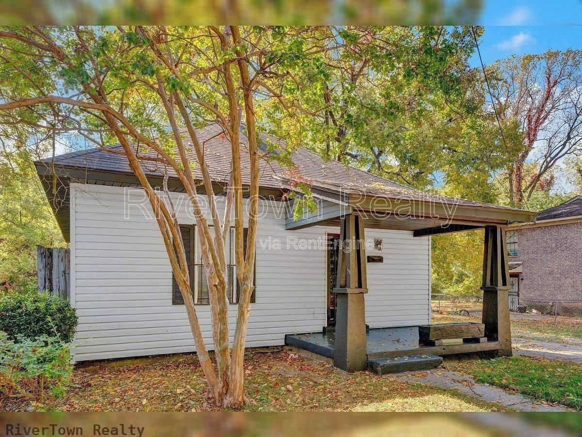 439 Simpson Ave - Photo 3 of 9