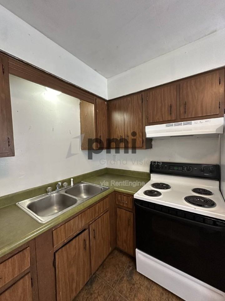 1612 University Dr - Photo 2 of 10