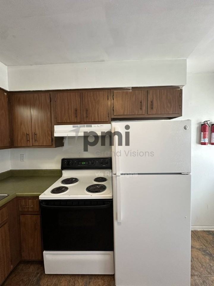 1612 University Dr - Photo 3 of 10