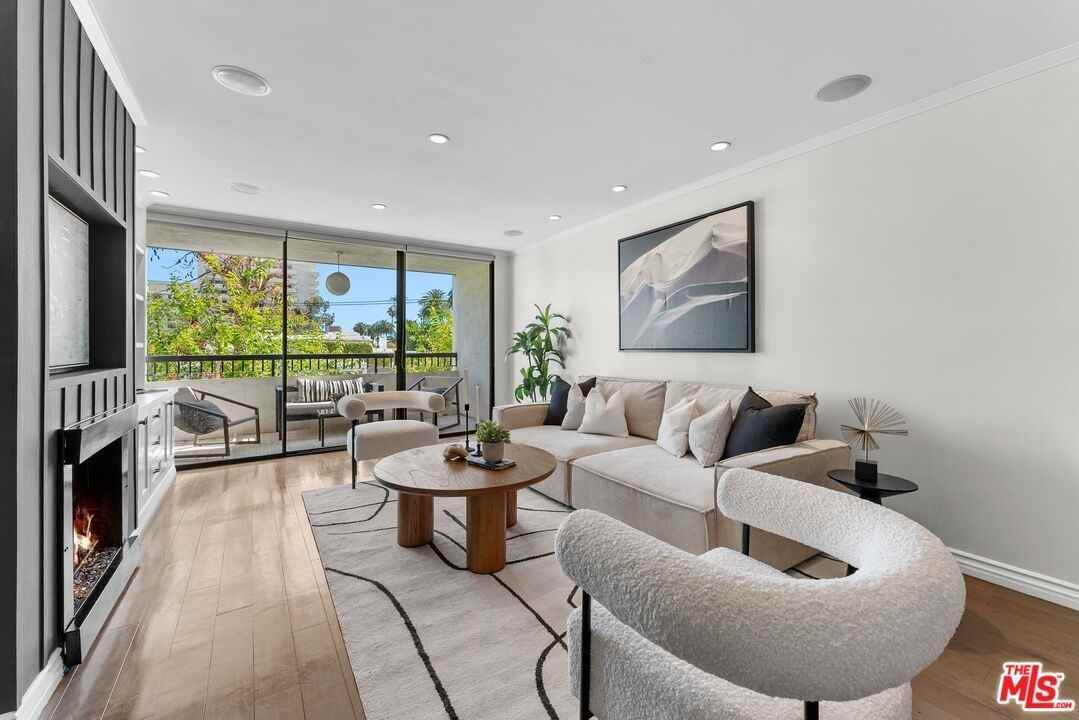 906 N Doheny Dr - Photo 2 of 31