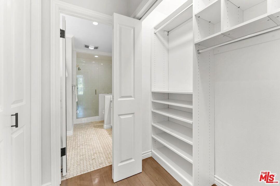 906 N Doheny Dr - Photo 3 of 31