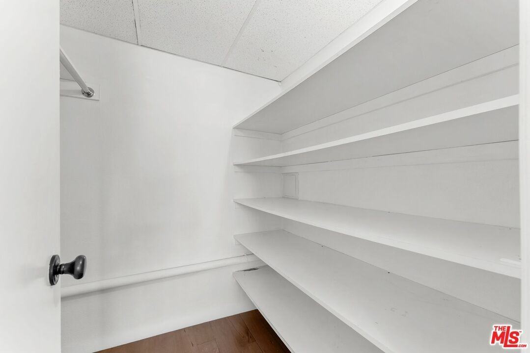 906 N Doheny Dr - Photo 4 of 31