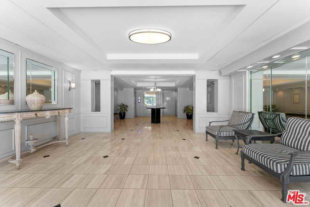 906 N Doheny Dr - Photo 5 of 31