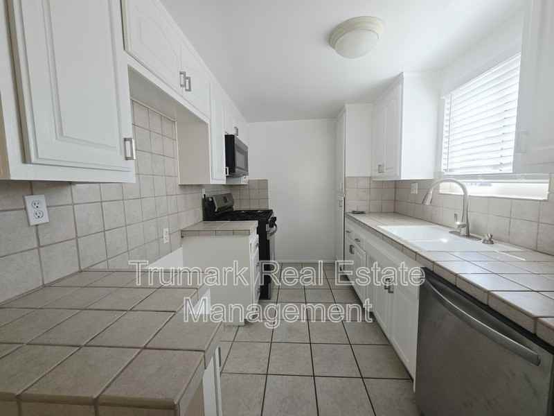 210 W Tujunga Ave #5 - Photo 2 of 13