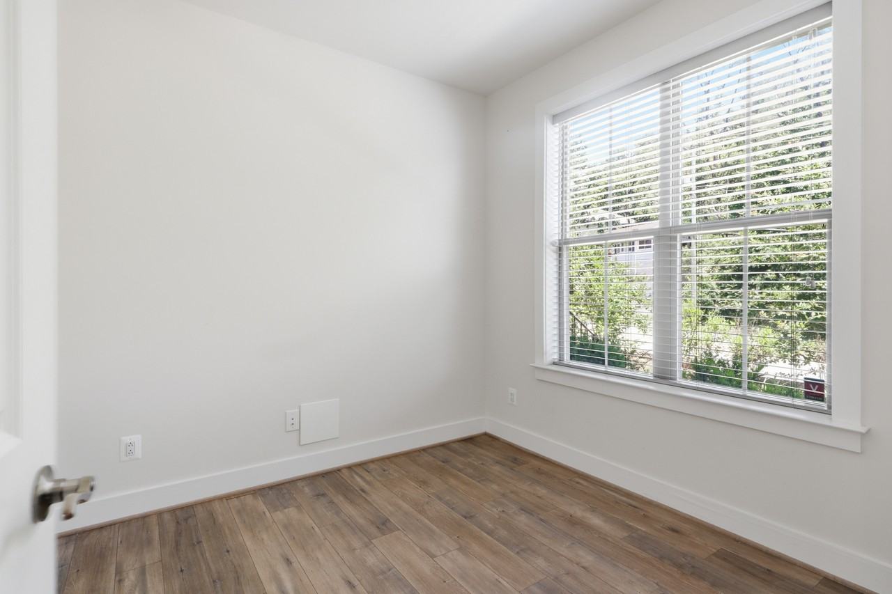 2252 S Glebe Rd - Photo 3 of 45