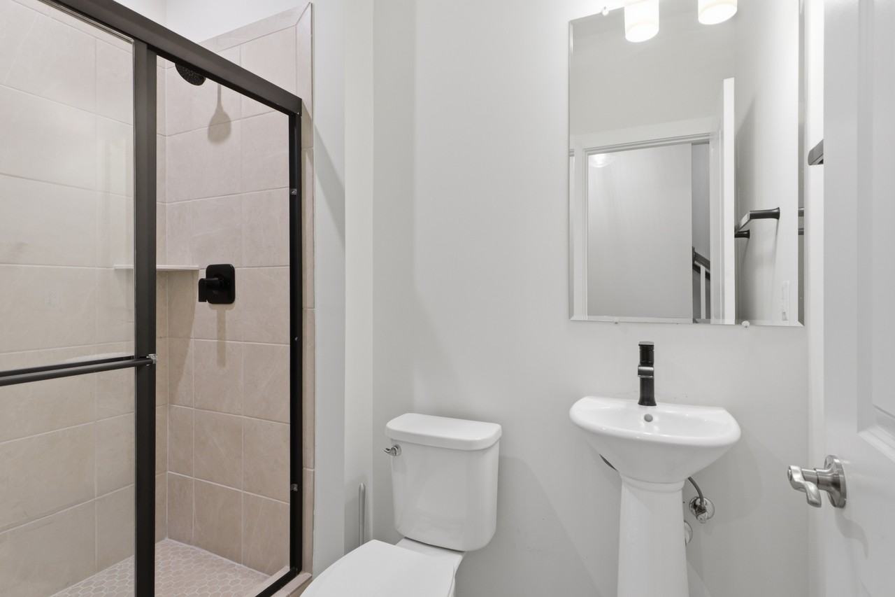 2252 S Glebe Rd - Photo 4 of 45