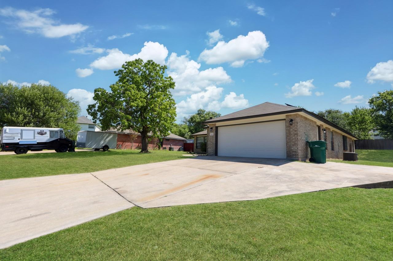 2305 Skipcha Dr - Photo 2 of 23