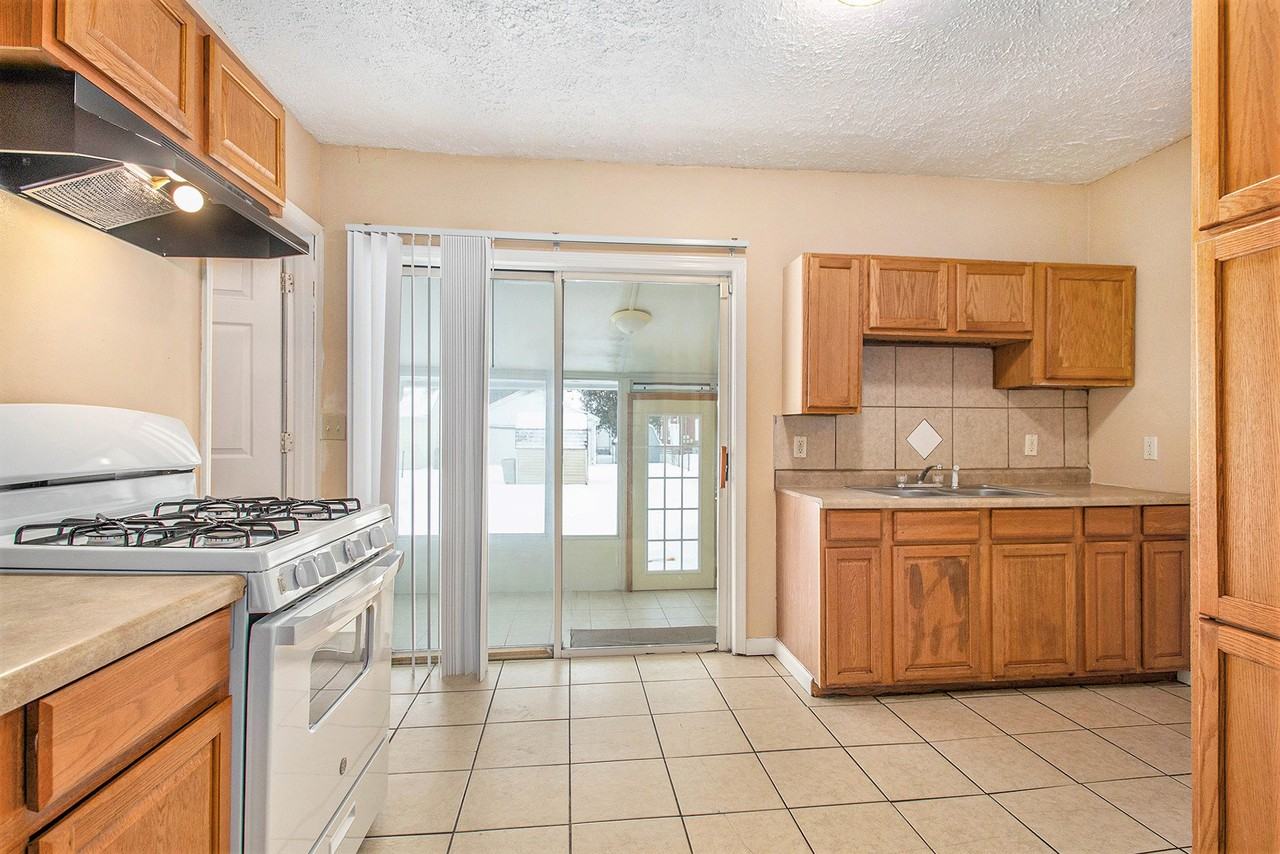 221 W 8th St - Photo 5 of 12