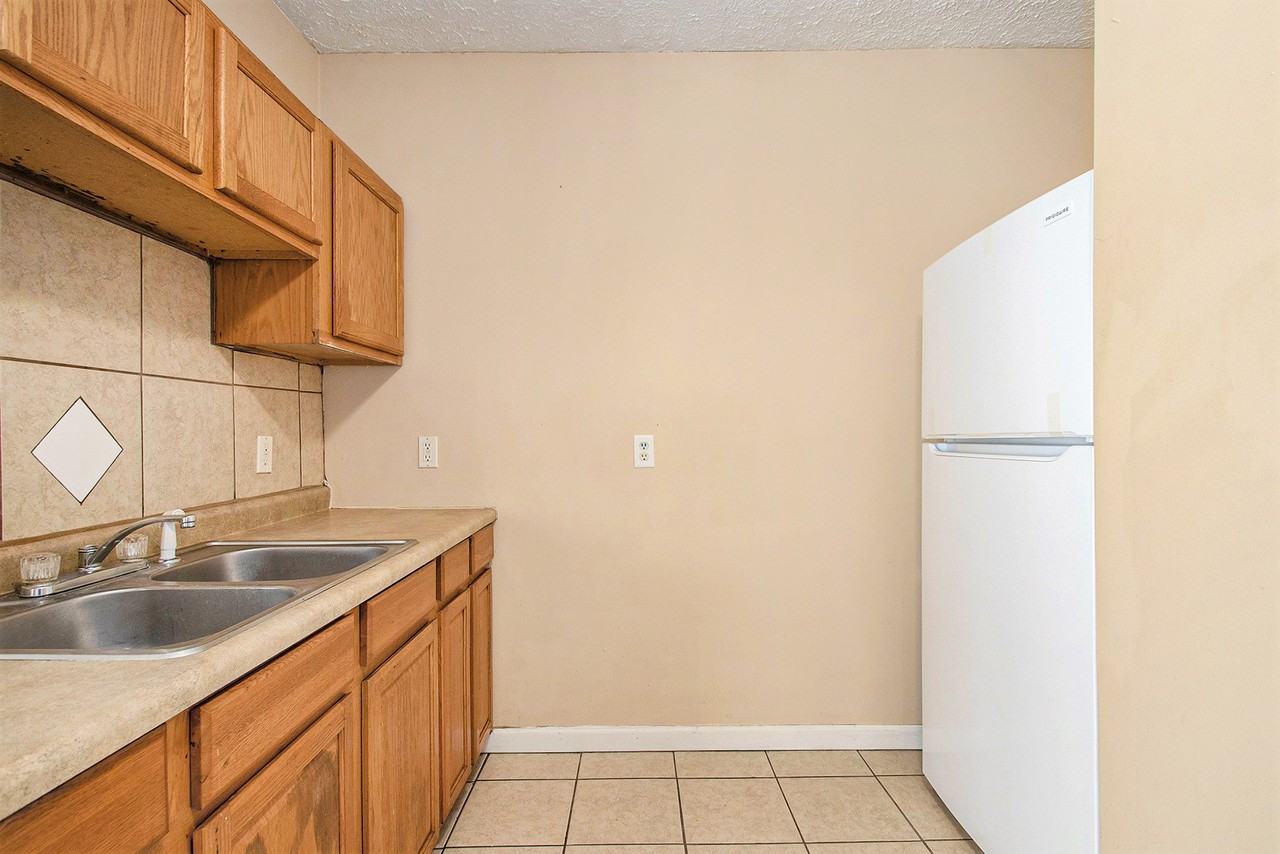 221 W 8th St - Photo 6 of 12