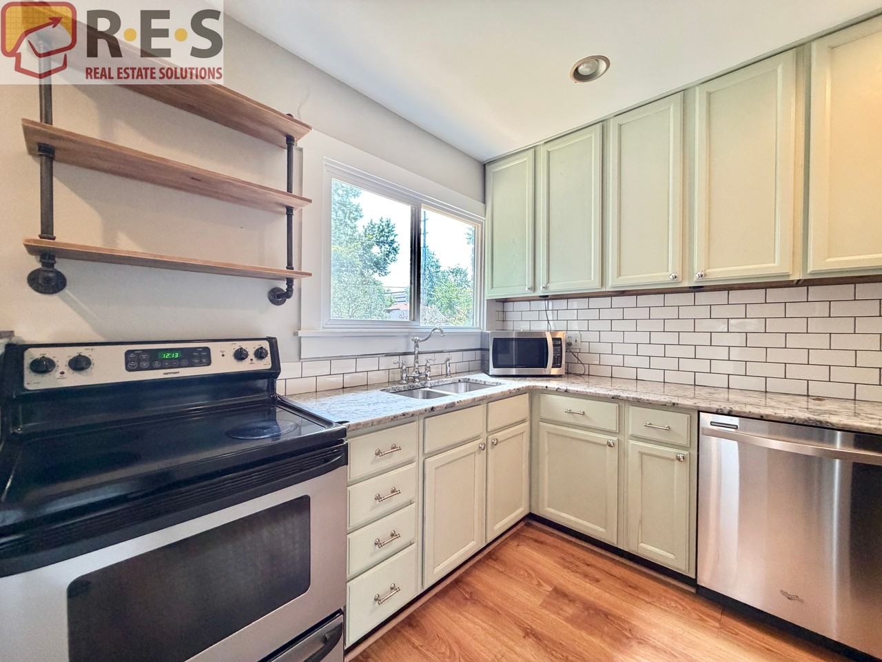 1146 Jackson St - Photo 3 of 12