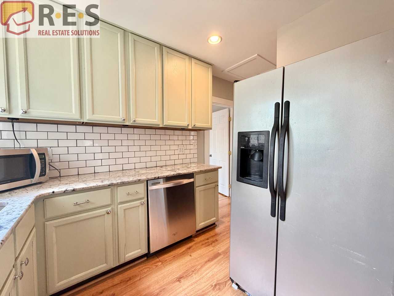 1146 Jackson St - Photo 4 of 12