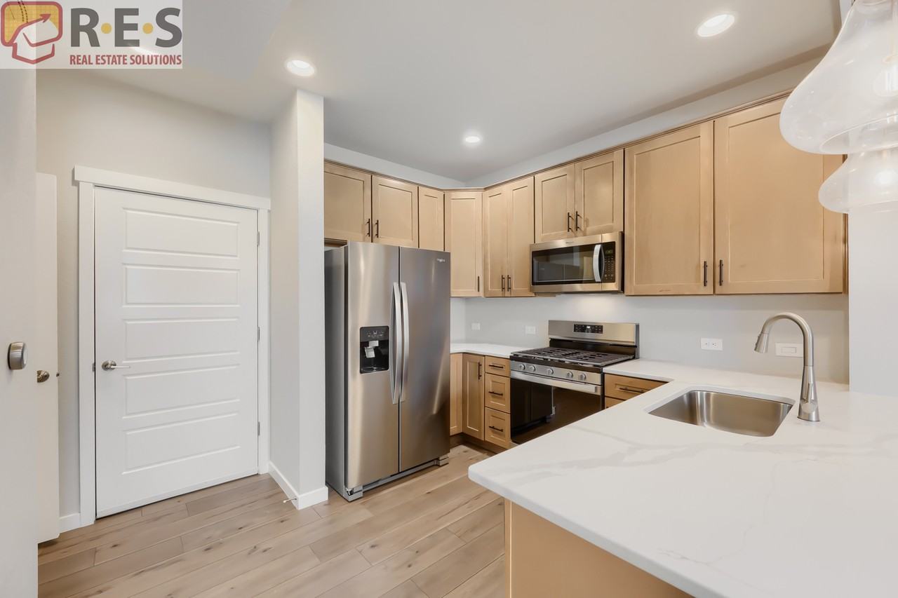 3659 Levy Park Dr - Photo 5 of 18