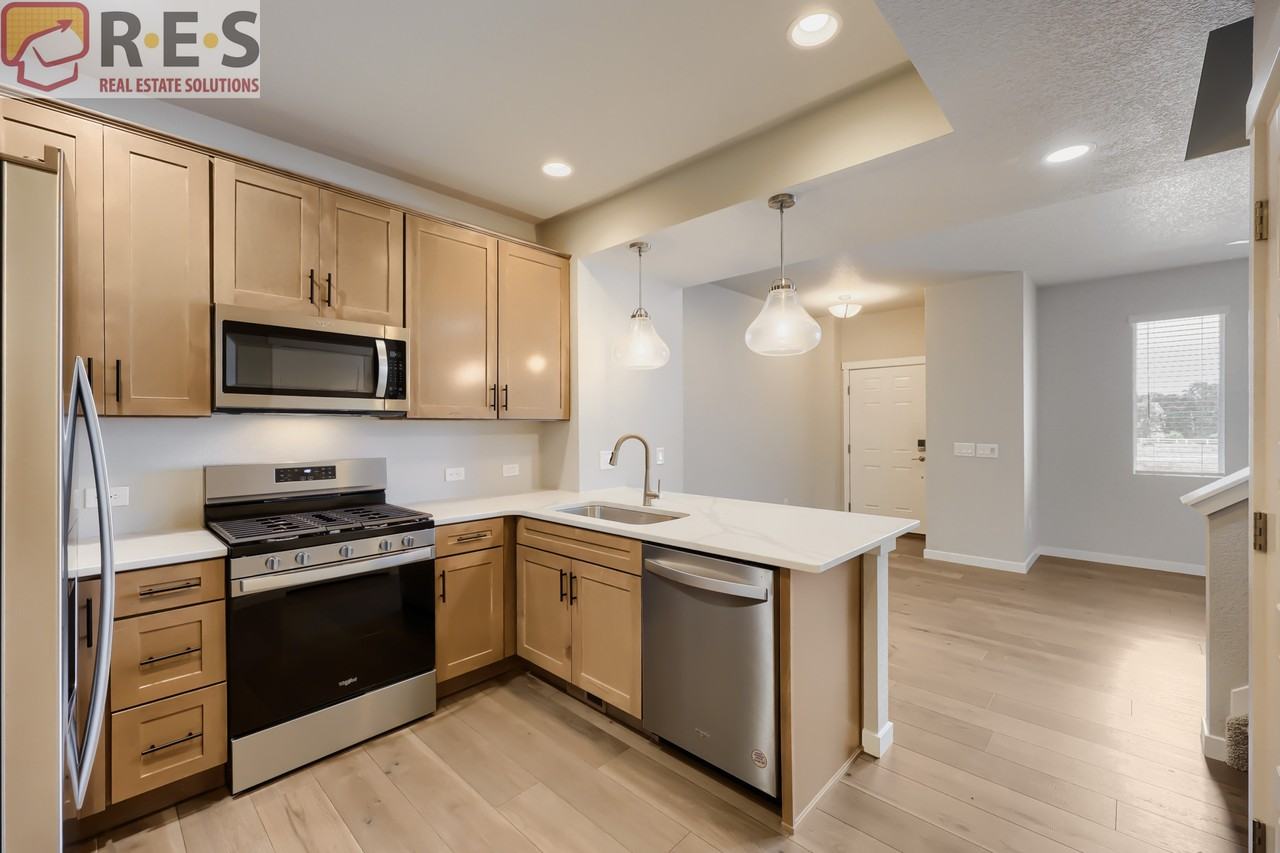 3659 Levy Park Dr - Photo 6 of 18