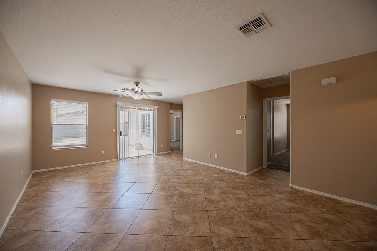 6413 W Elwood St - Photo 4 of 22
