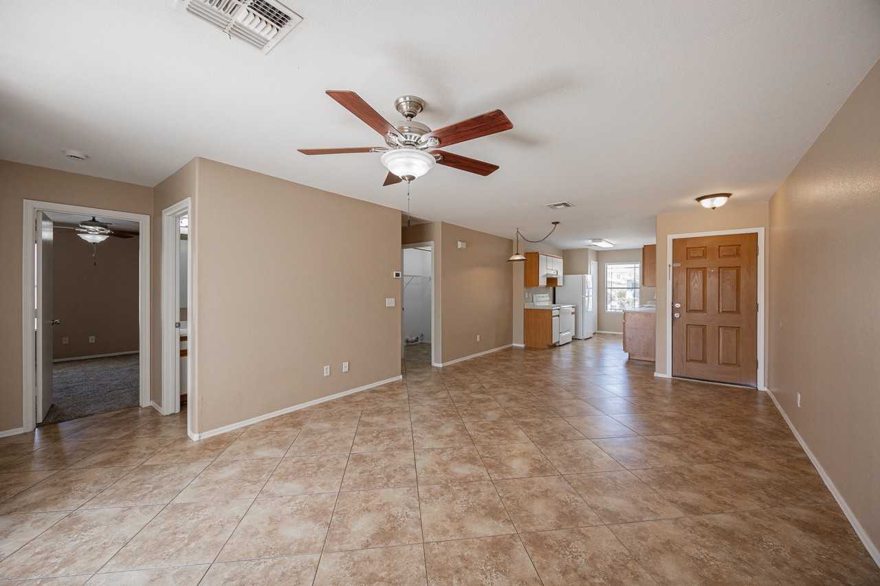 6413 W Elwood St - Photo 5 of 22