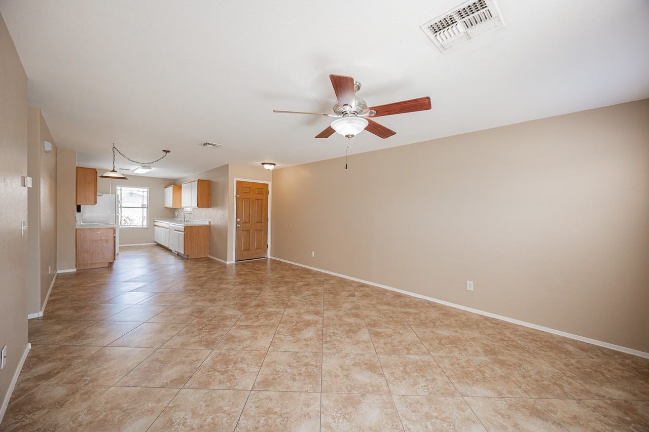 6413 W Elwood St - Photo 6 of 22