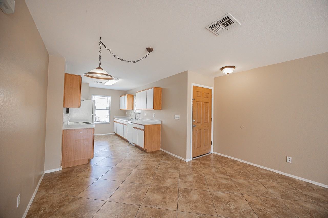 6413 W Elwood St - Photo 7 of 22
