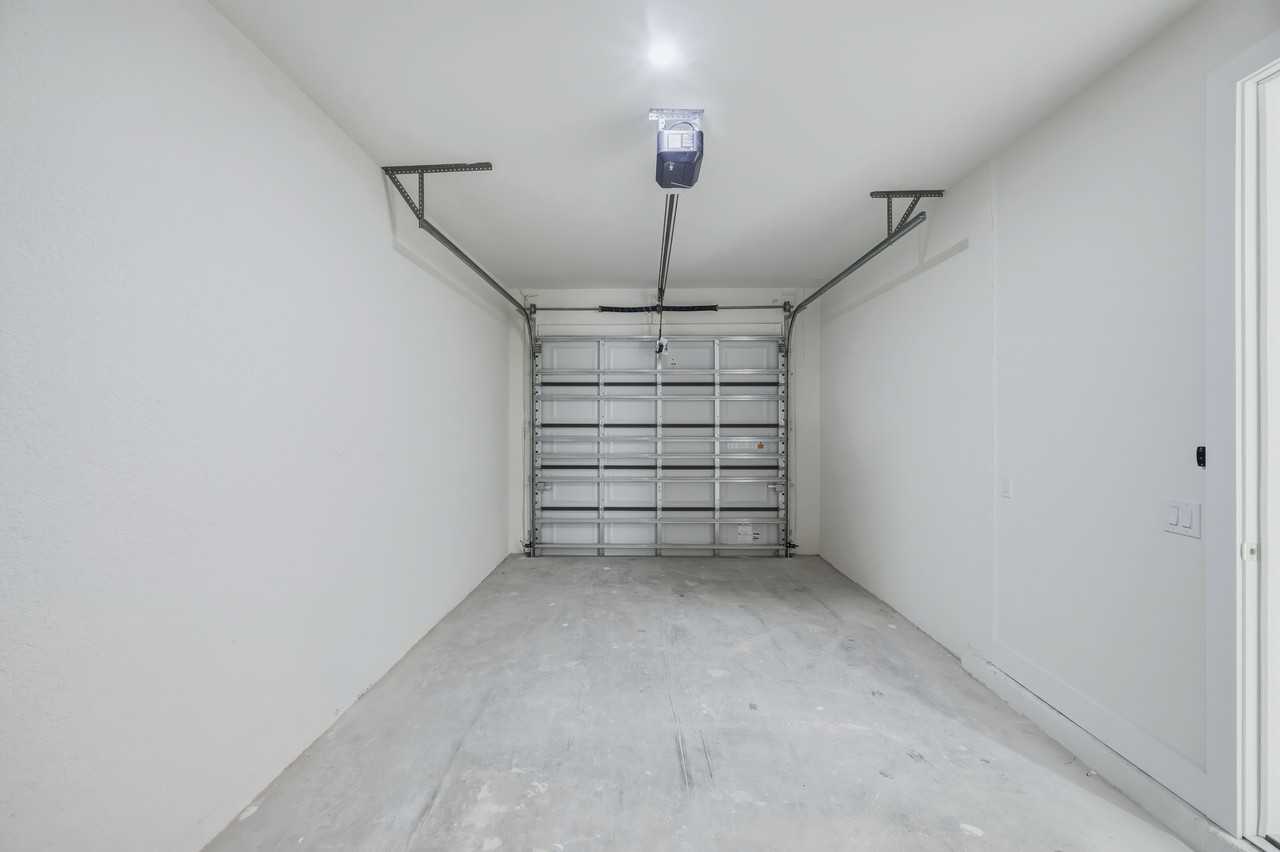 2411 Lola Ave - Photo 4 of 17