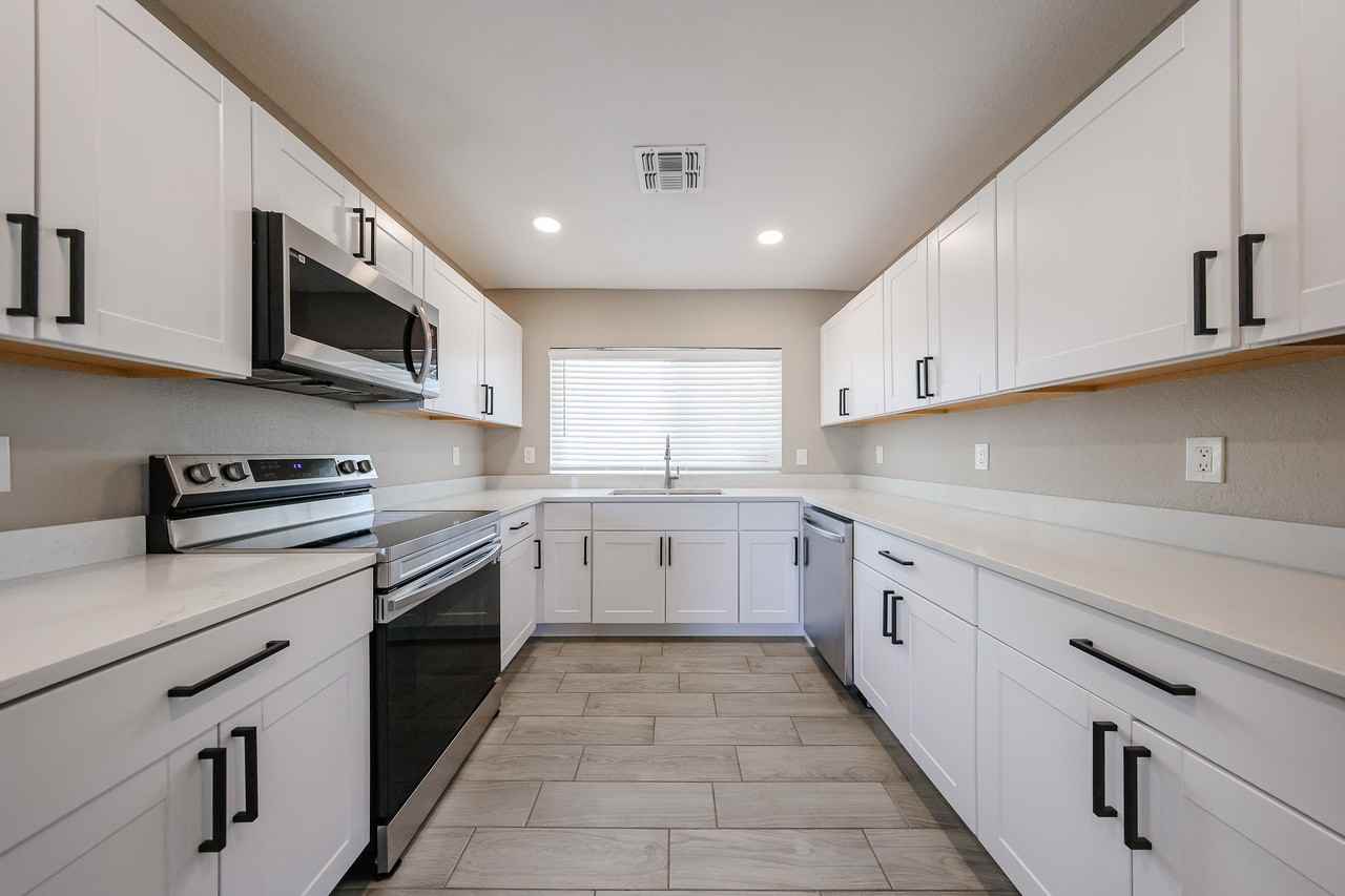 2902 W Straford Dr - Photo 2 of 40