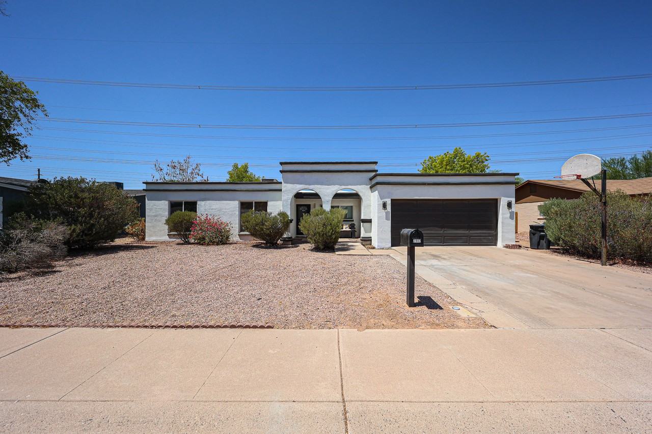 2902 W Straford Dr - Photo 3 of 40