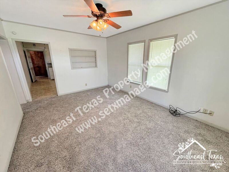 6129 Howe St - Photo 2 of 10