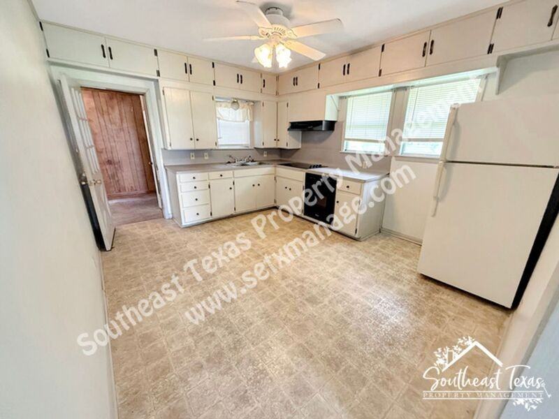 6129 Howe St - Photo 3 of 10