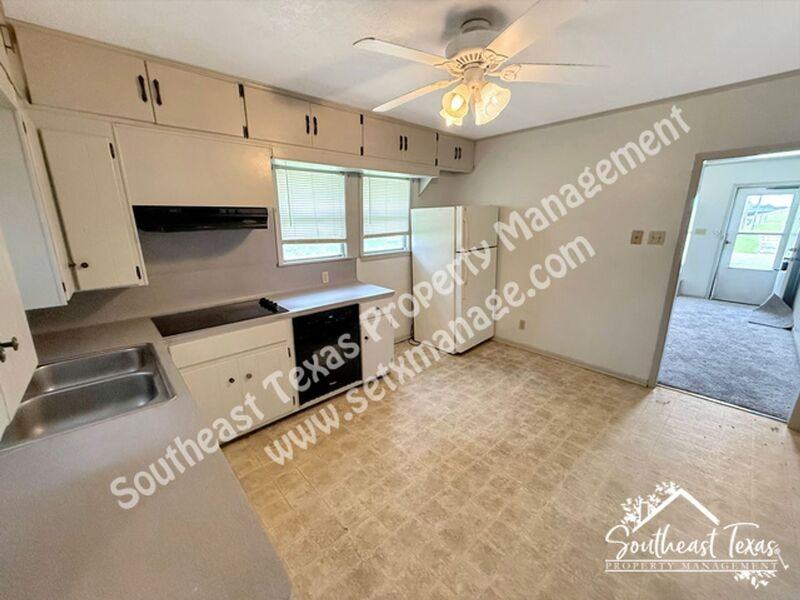 6129 Howe St - Photo 4 of 10