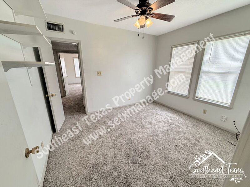 6129 Howe St - Photo 5 of 10