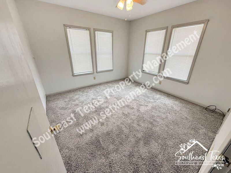 6129 Howe St - Photo 6 of 10