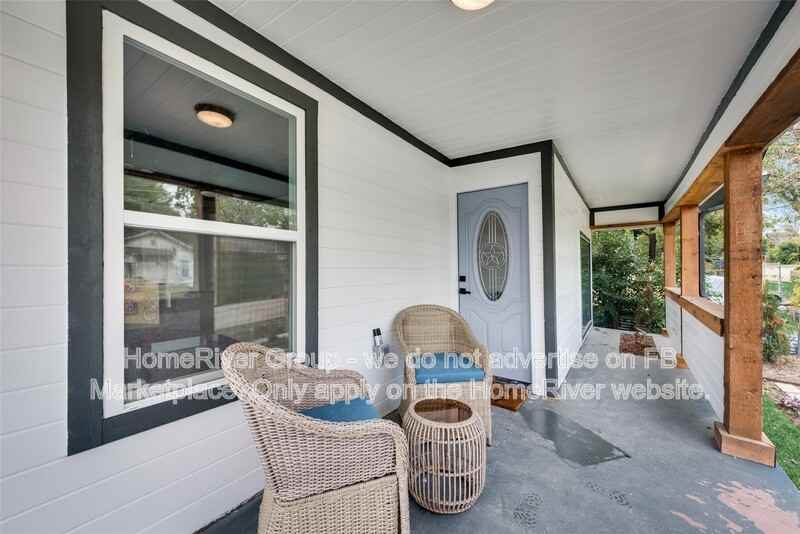 1124 E 11th St - Photo 3 of 25