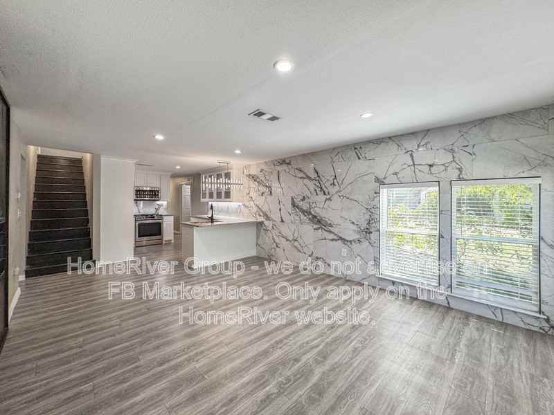 1124 E 11th St - Photo 4 of 25