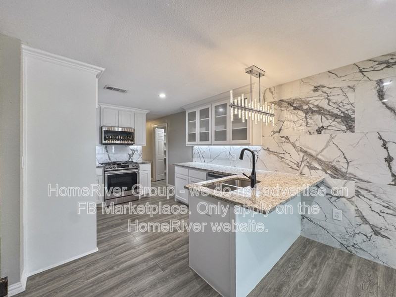 1124 E 11th St - Photo 6 of 25
