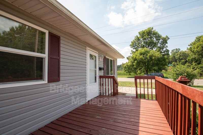 340 Walnut St - Photo 5 of 19