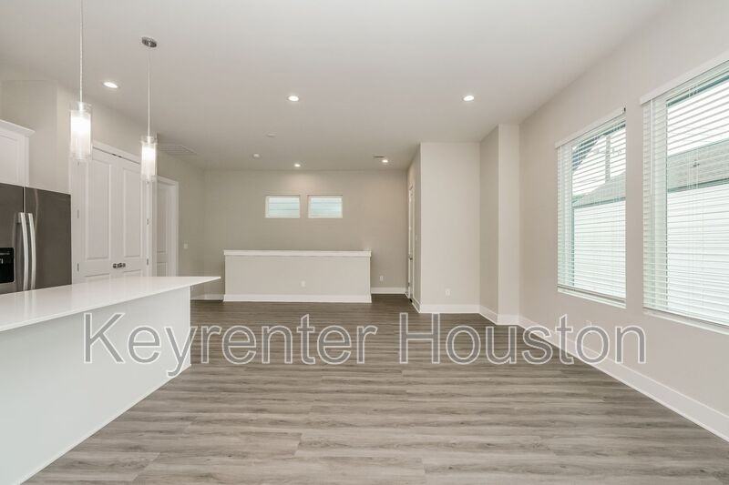 8318 Curry Rd - Photo 4 of 15