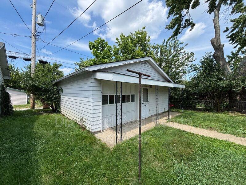 708 Webster Ave - Photo 7 of 22
